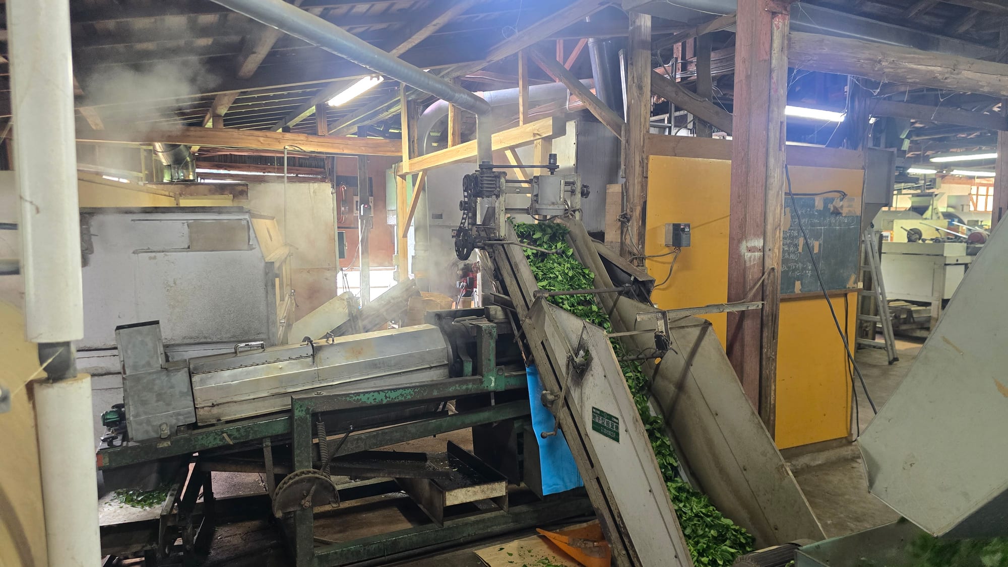 茶葉を蒸す製茶工程